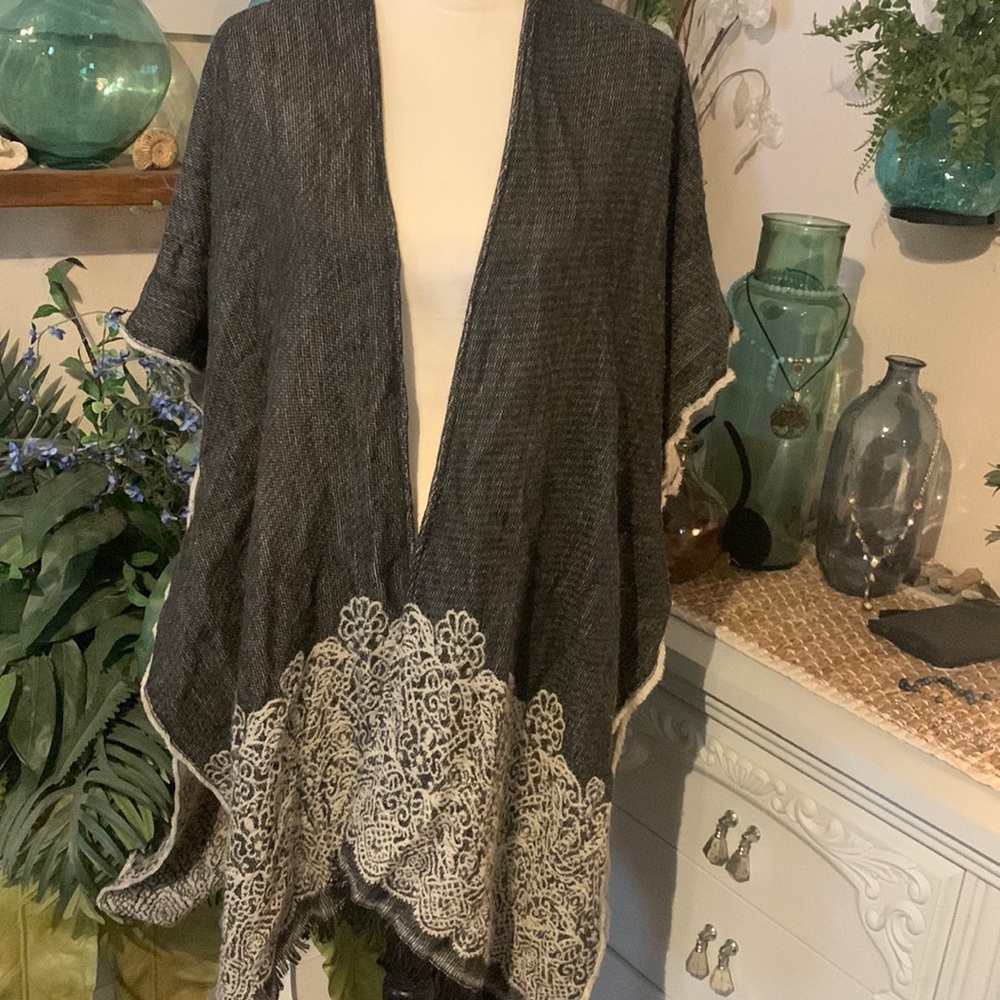 Do Everything In Love open poncho/ kimono O/S